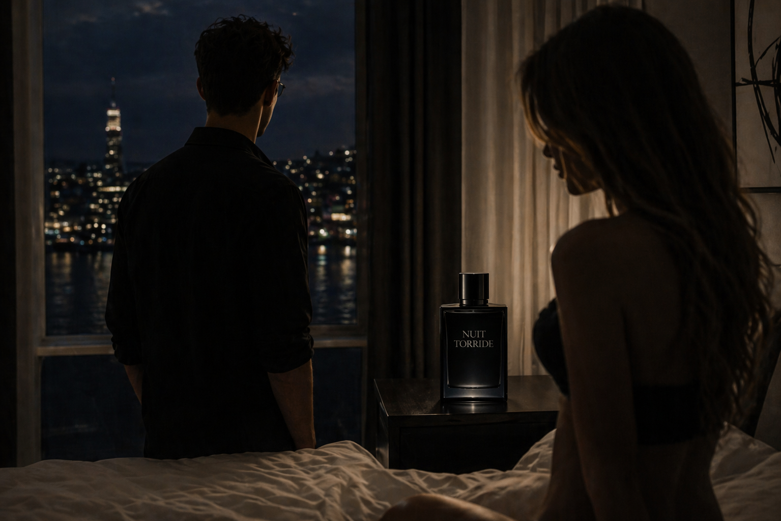 Chambre de nuit, fenêtre sur la ville, intimité avant la sortie